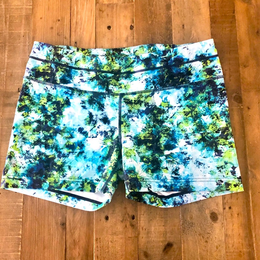 Athleta stretchy short tight with back pocket